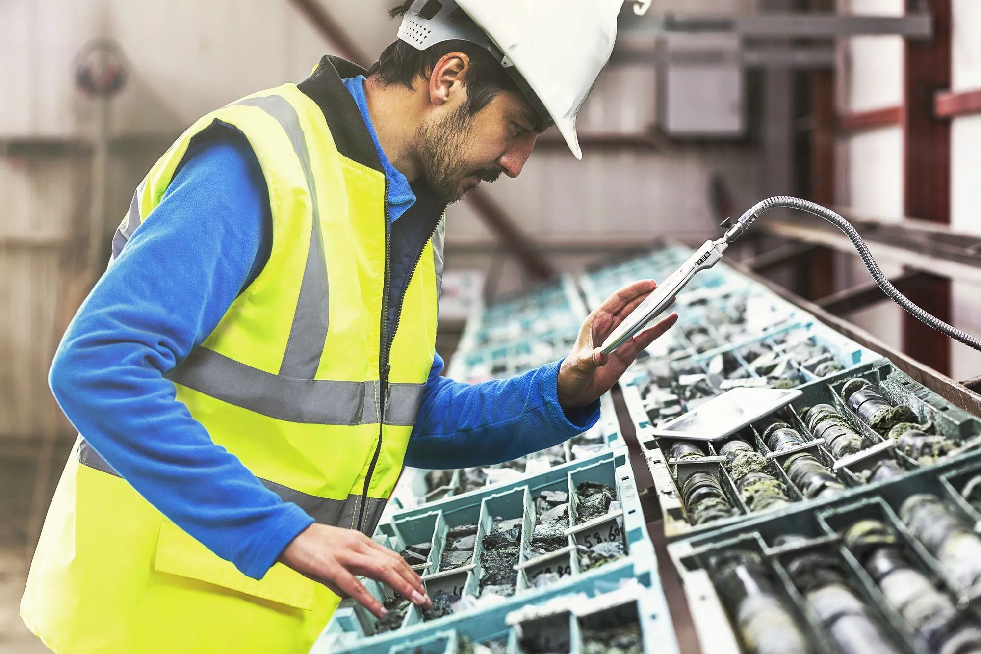 Global Mining laboratuvarında numune analizi