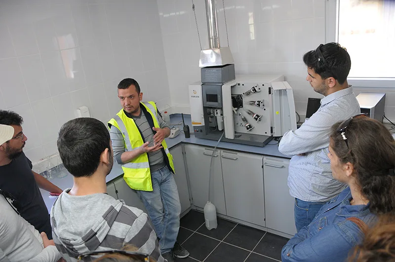 Teknik gezide öğrencilere laboratuvar cihazlarının tanıtımı