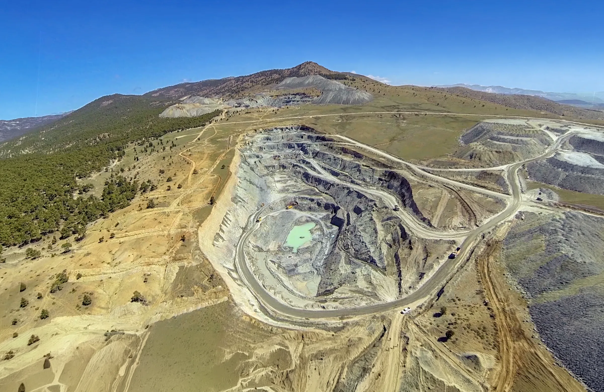 Global Mining Tefenni açık ocak sahasının hava görüntüsü